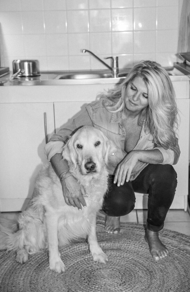 vanessa bricout en compagnie de son chien, photo en noir et blanc