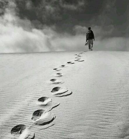 homme en train de marcher dans le sable pour tracer son chemin