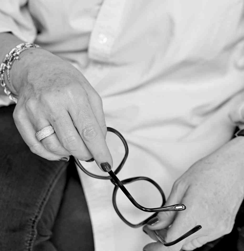 mains en train de tenir des lunettes de vue